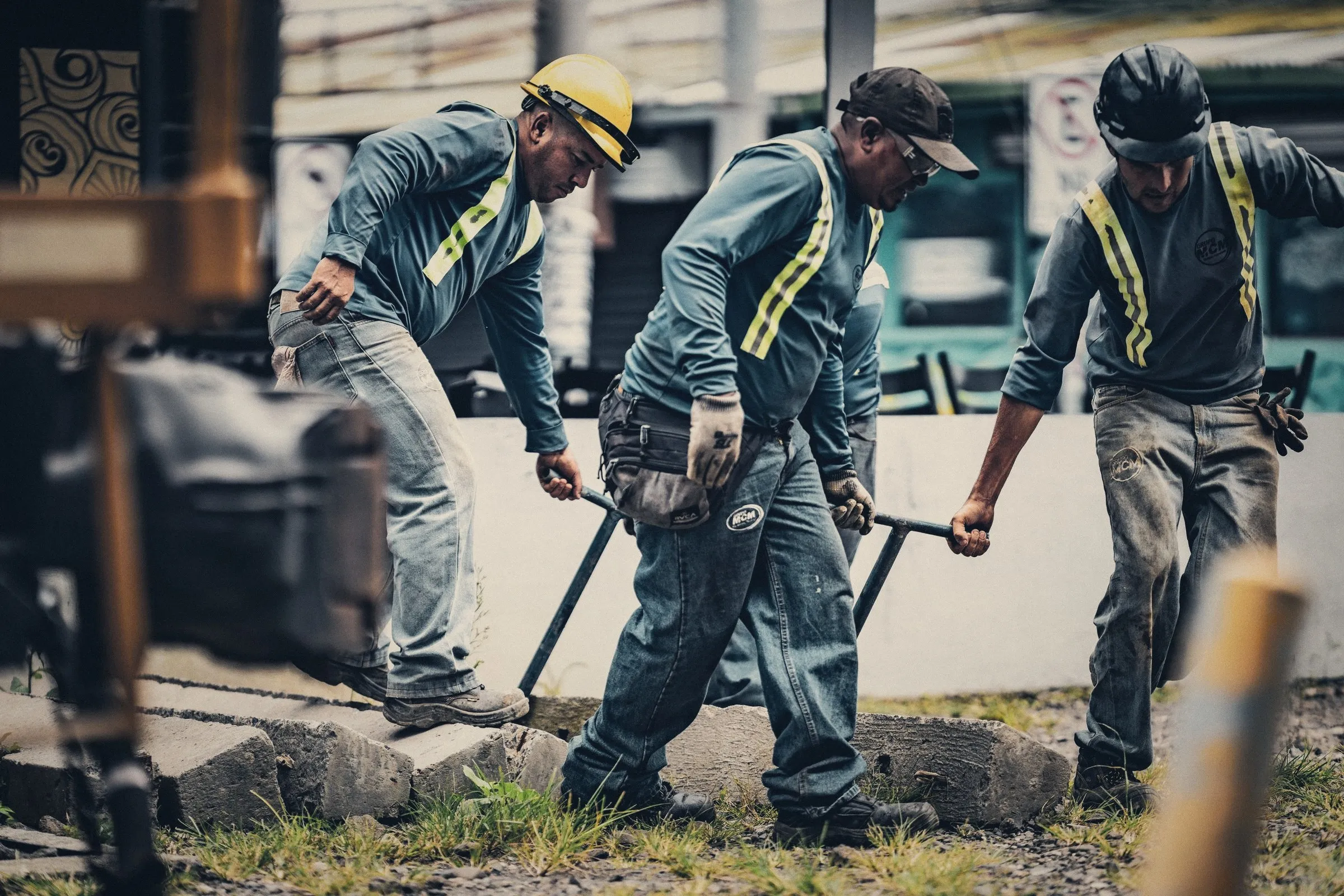Trabajadores de obra con casco y chaleco reflectivo