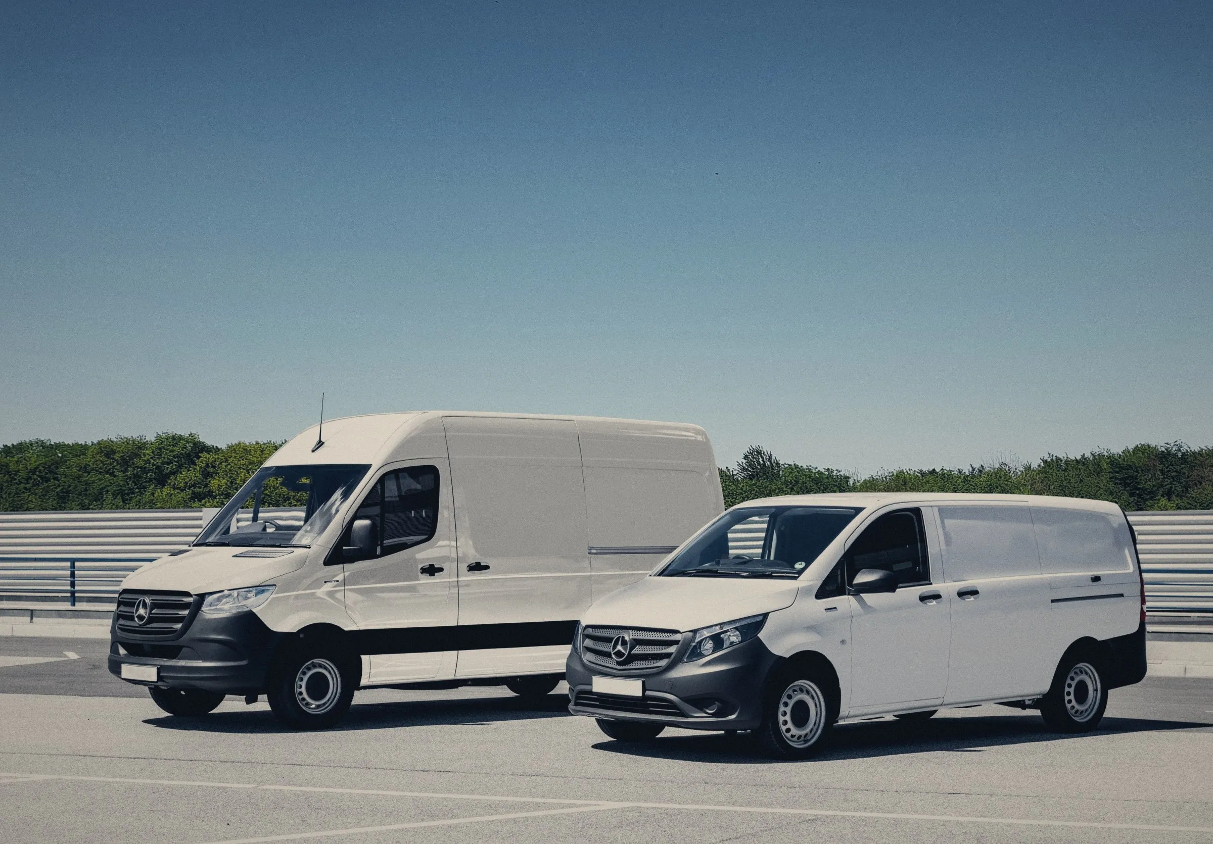Dos camionetas de empresa parqueadas