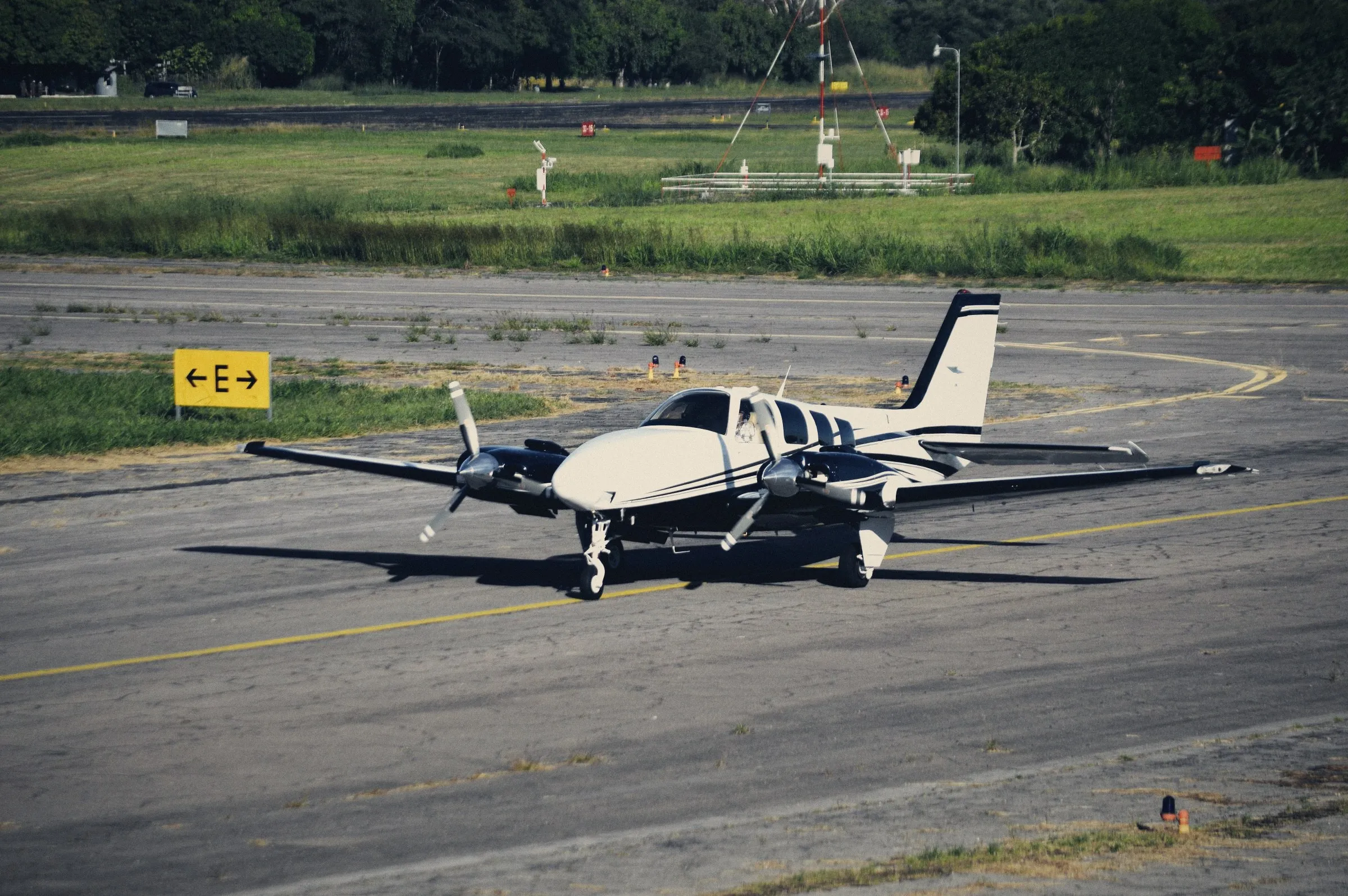 Avioneta bimotor en la pista de un aeródromo