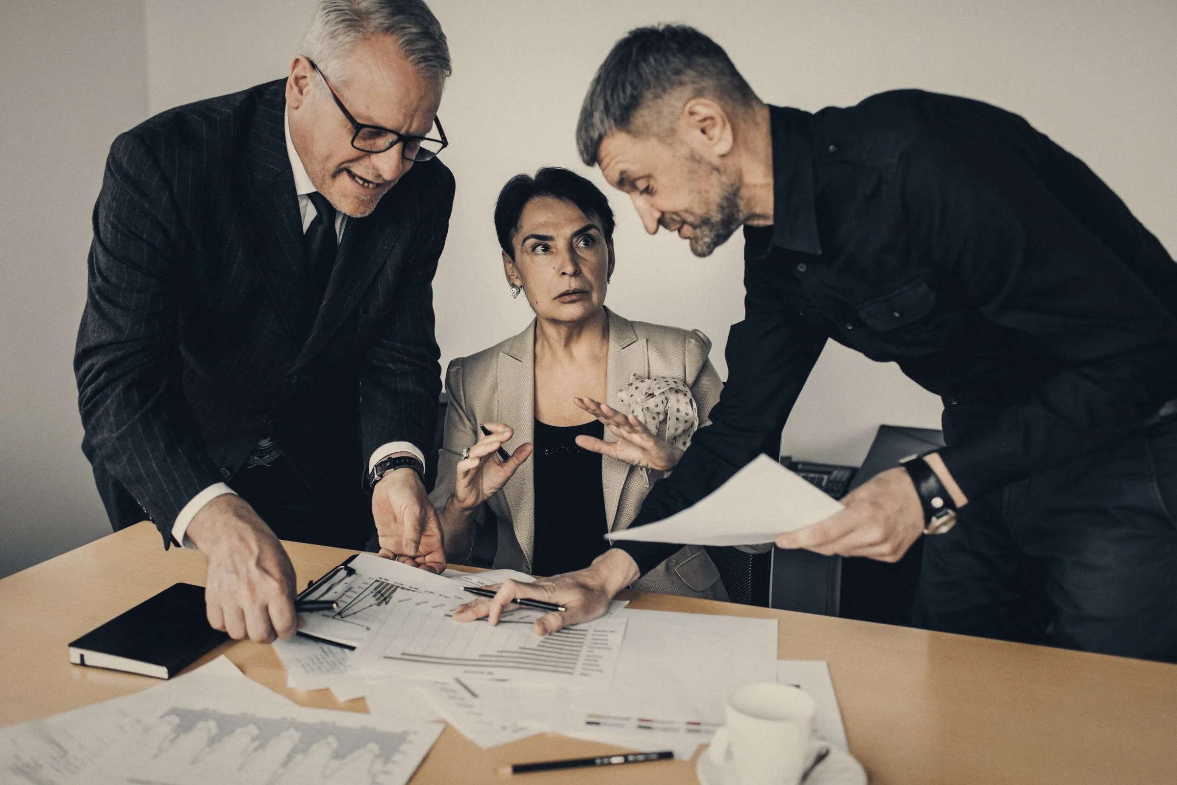 Equipo revisando documentos de un contrato en una mesa de oficina