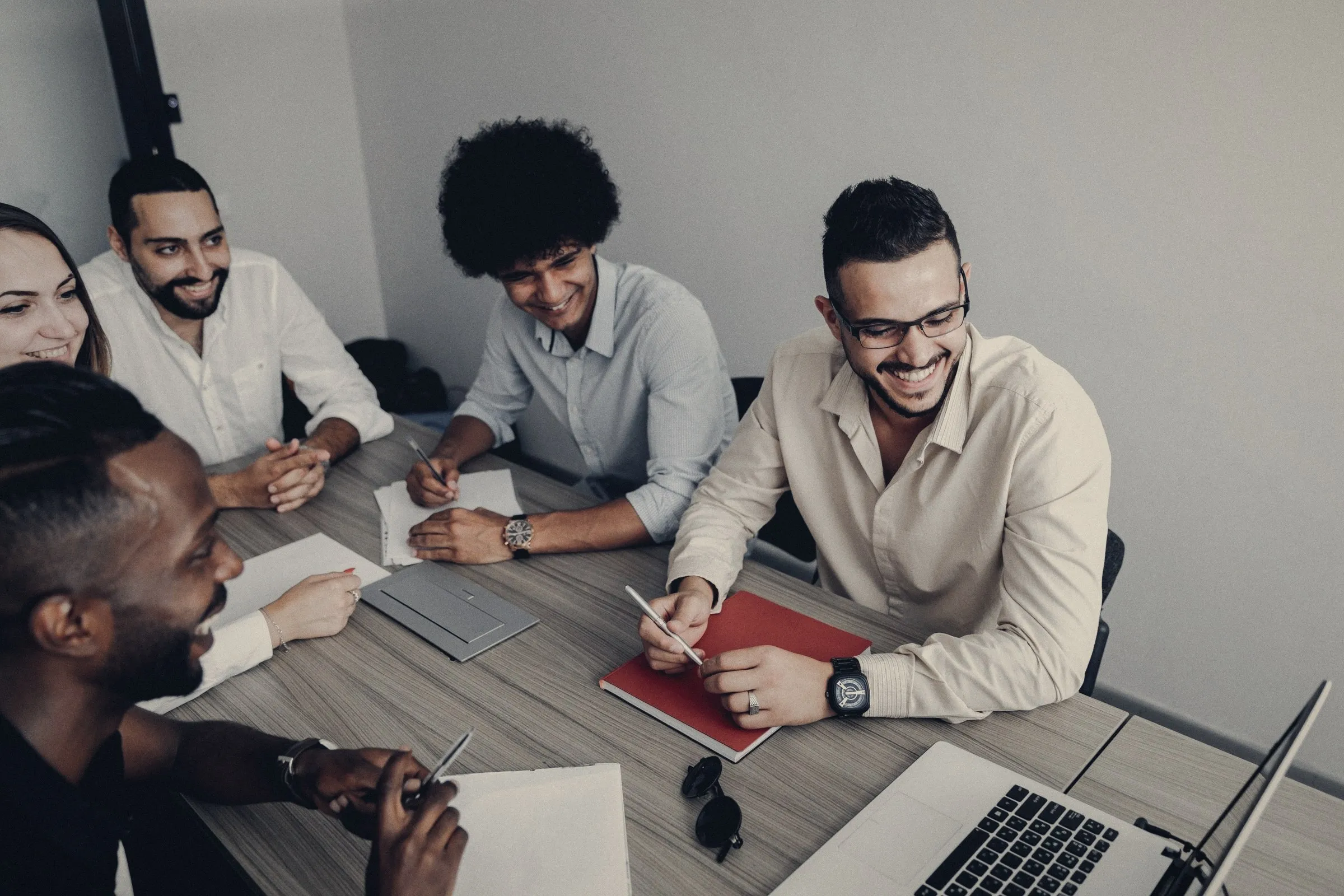 Empleados sonriendo durante una reunión de trabajo
