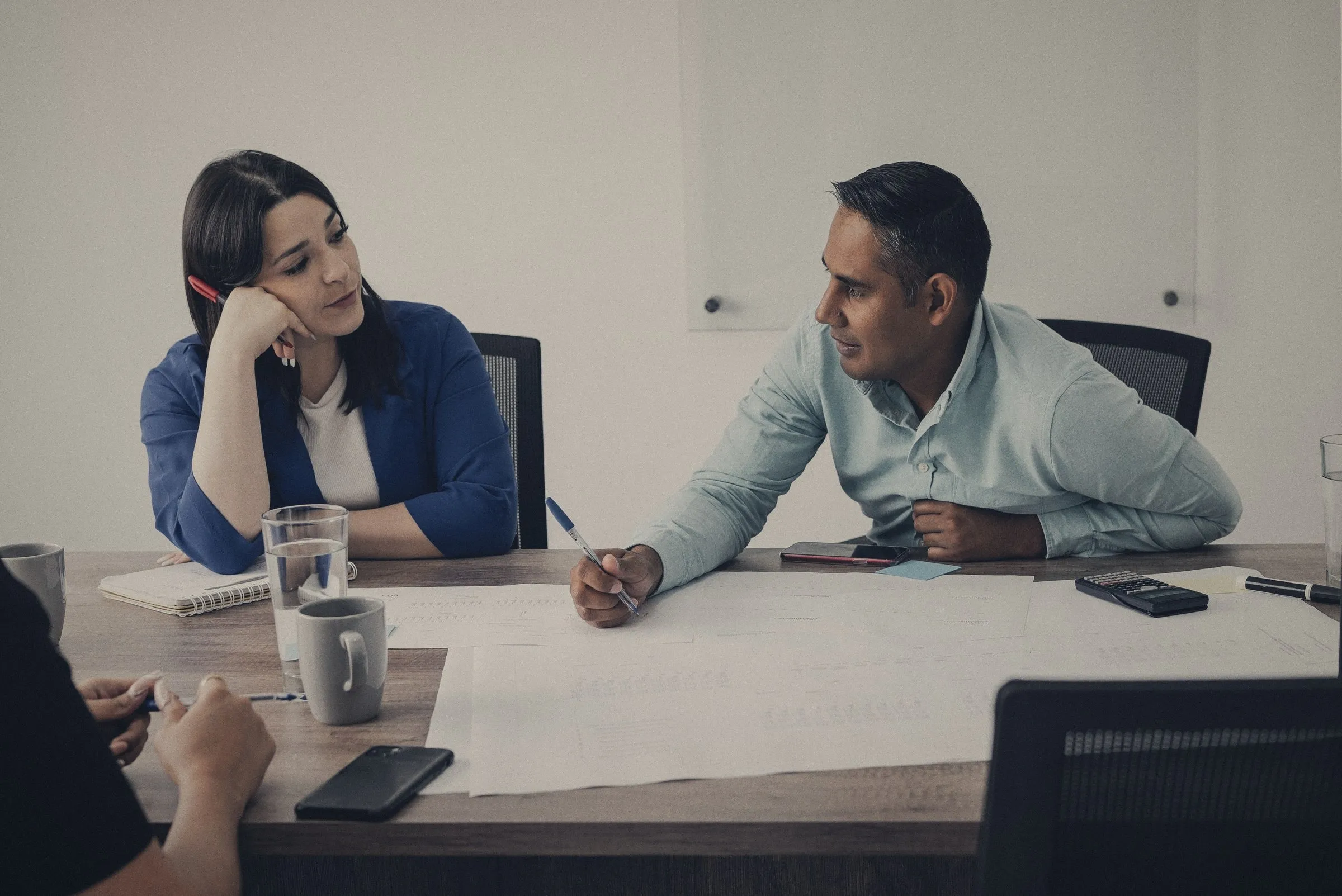 Dos profesionales en una reunión de trabajo en una oficina