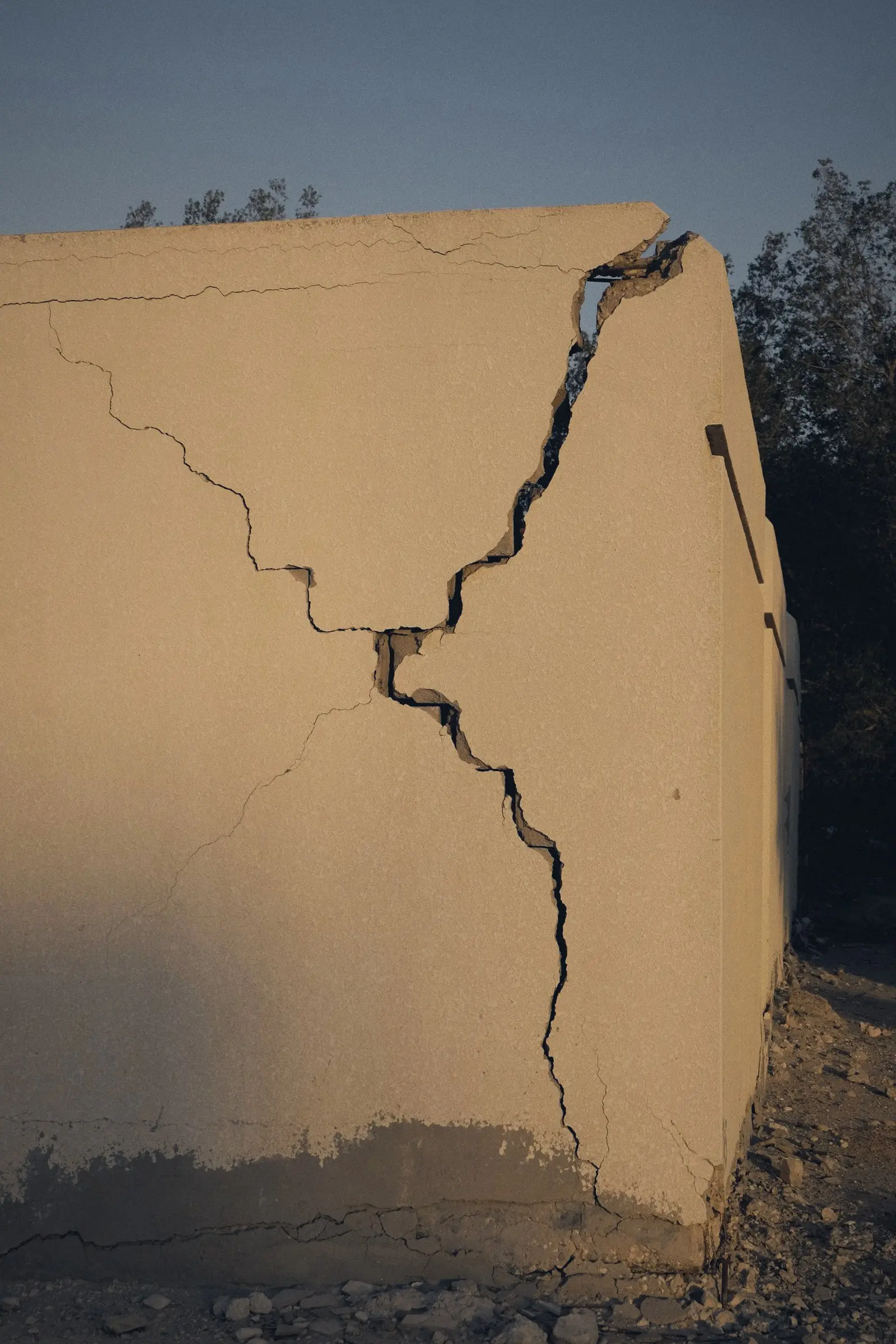 Pared agrietada dentro de una vivienda después del sismo