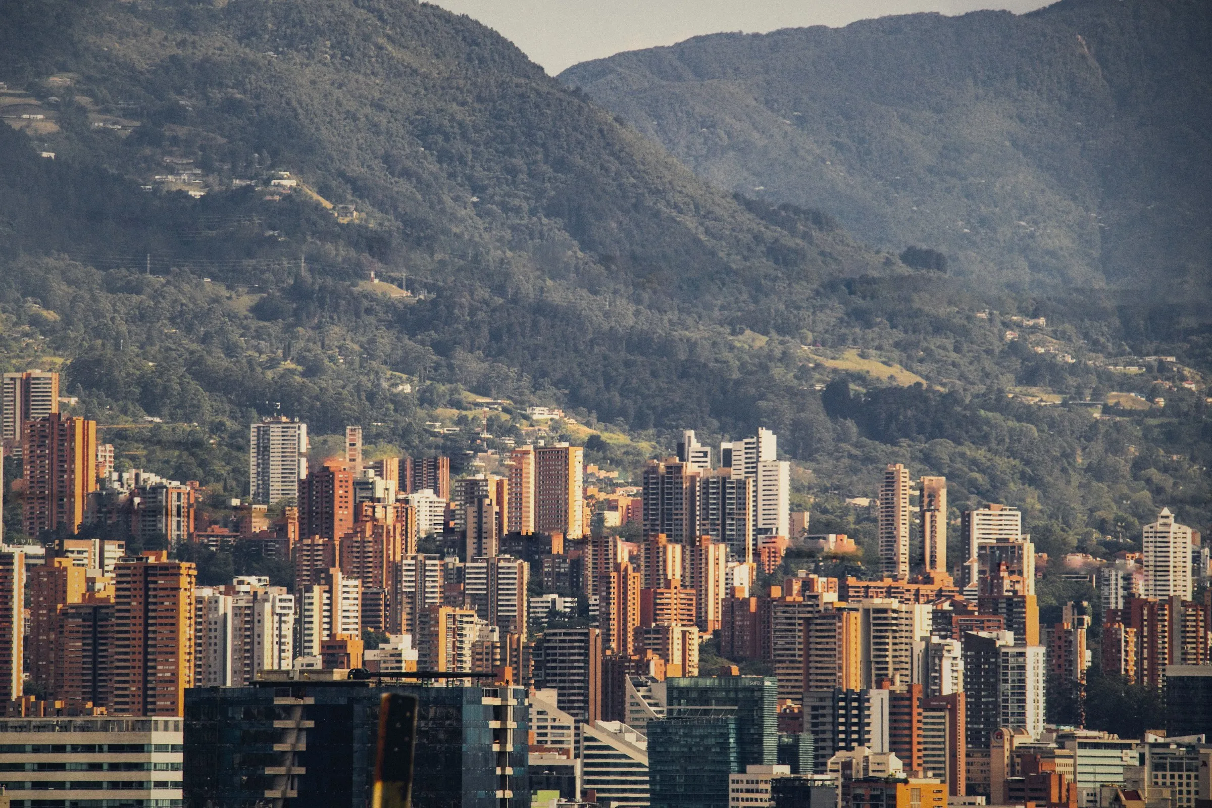 Edificios residenciales de ladrillo al atardecer frente a las montañas