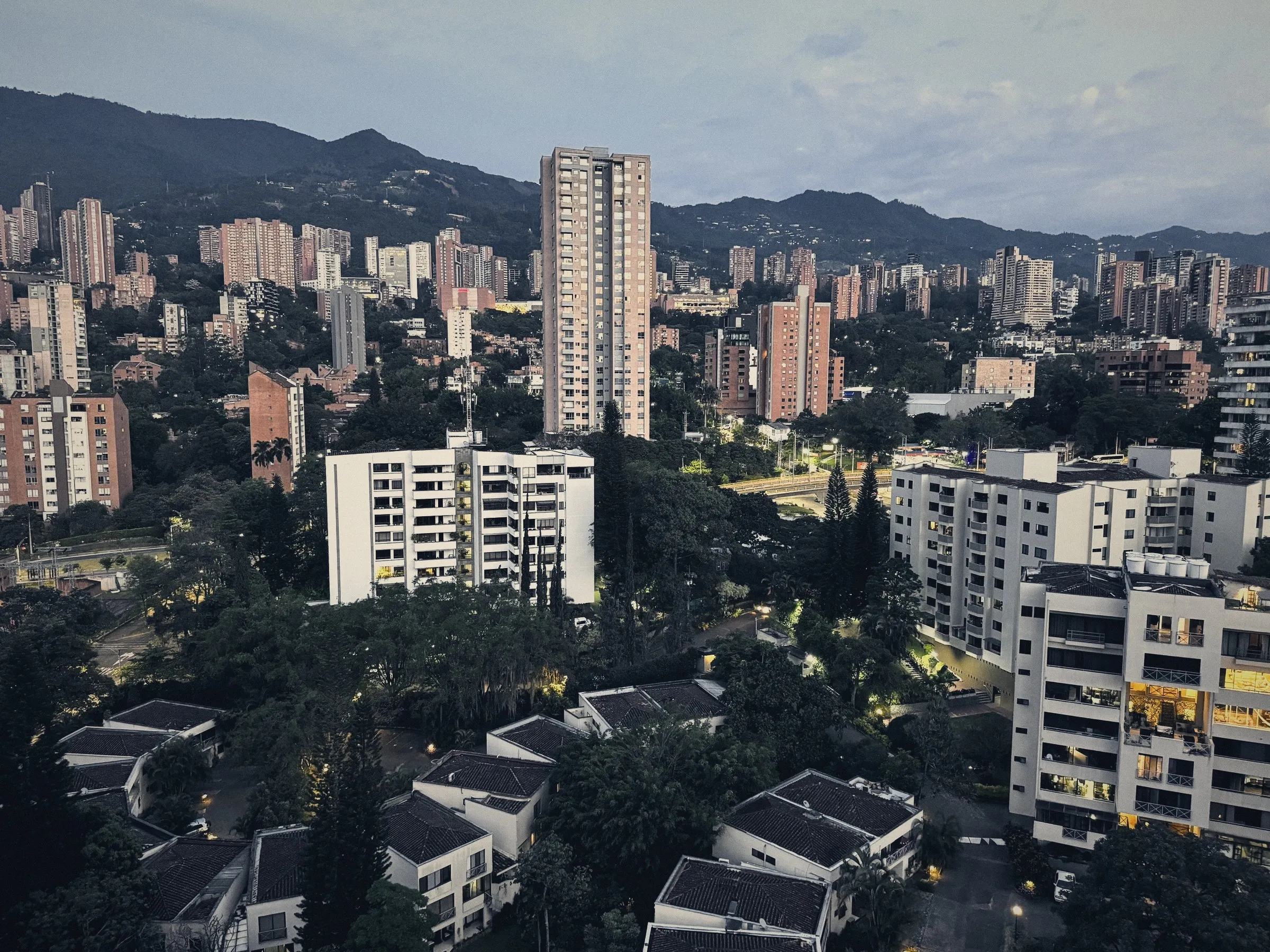 Edificios residenciales al amanecer, con las montañas al fondo