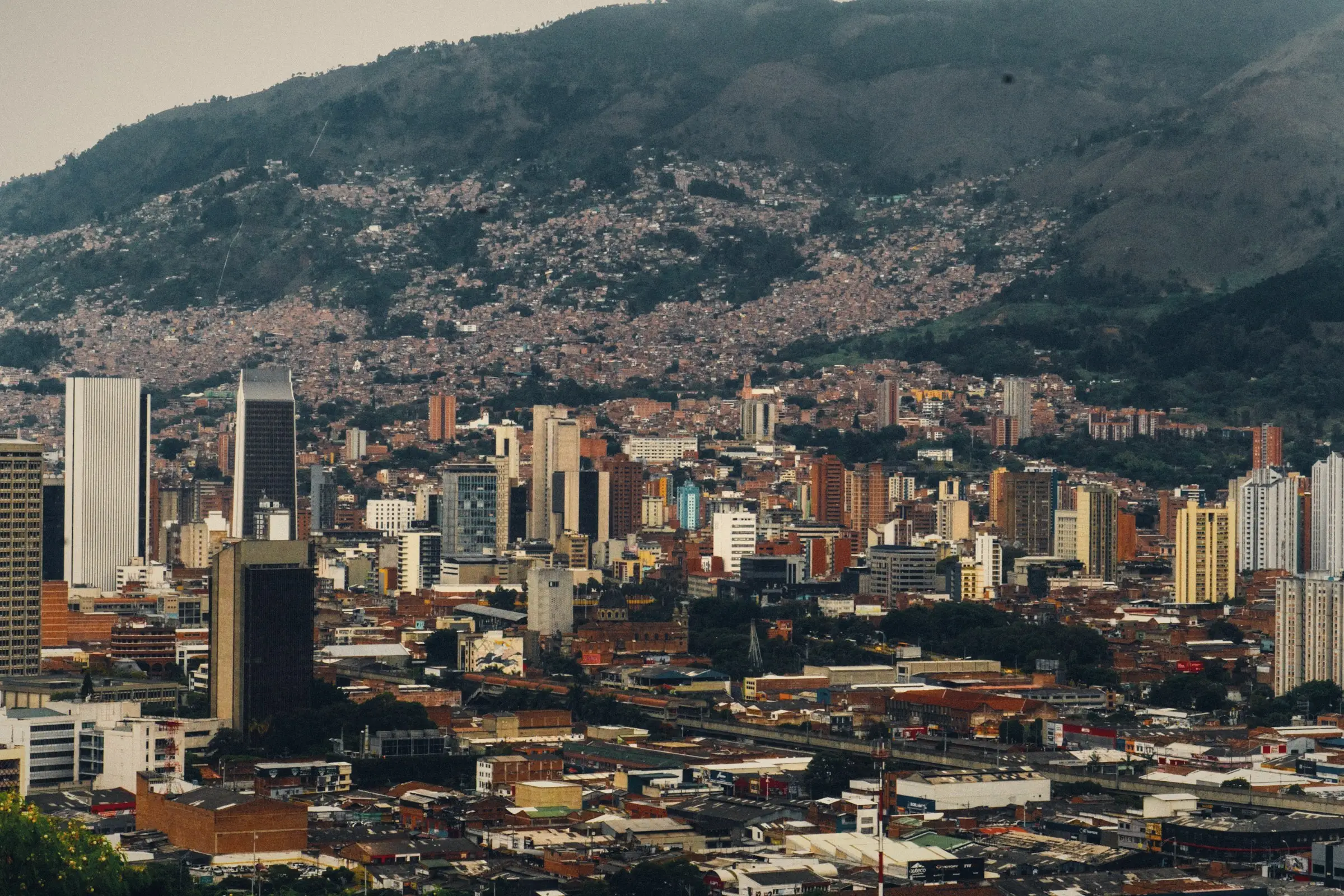Ciudad colombiana entre montañas