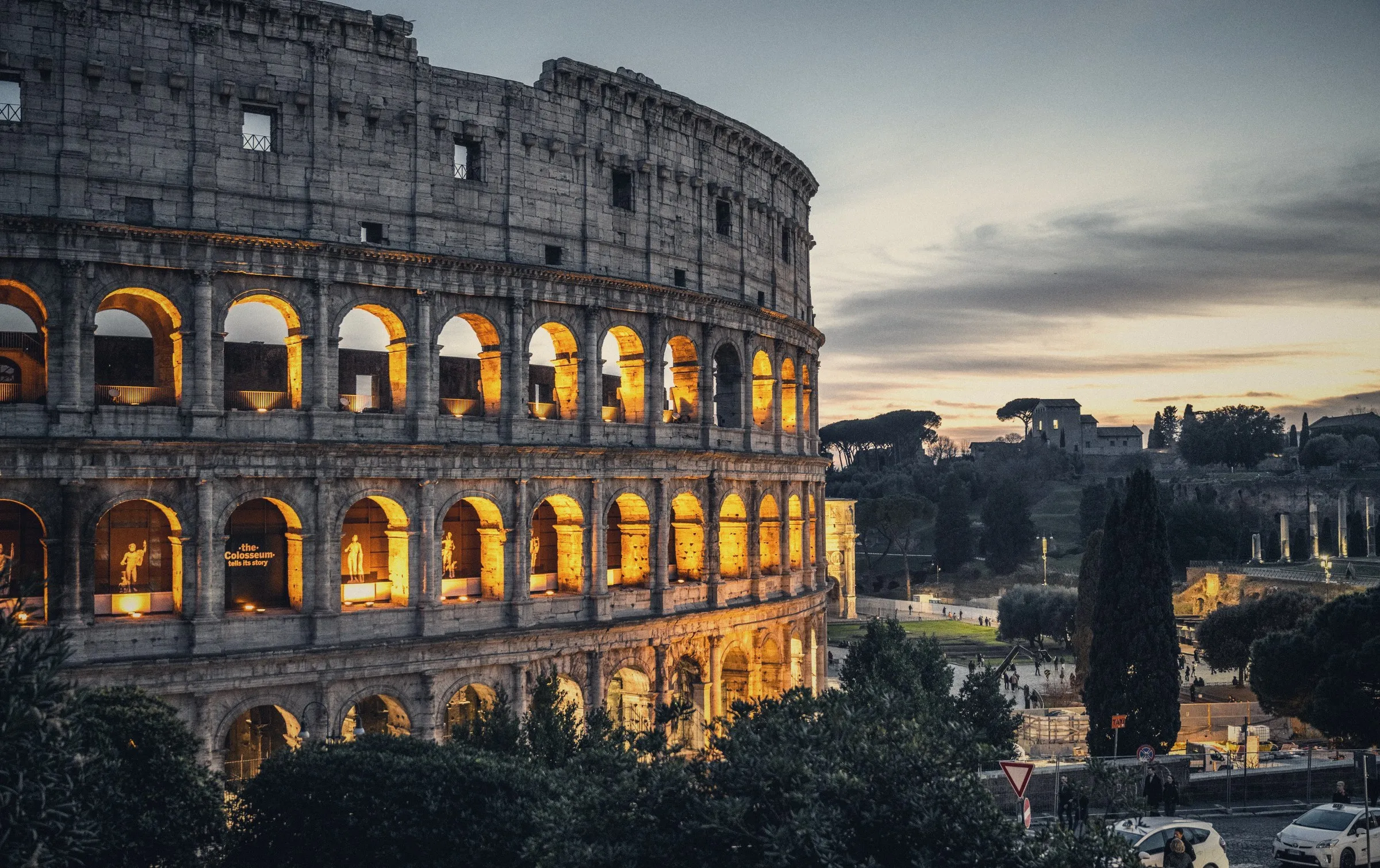 El Coliseo de Roma iluminado al atardecer