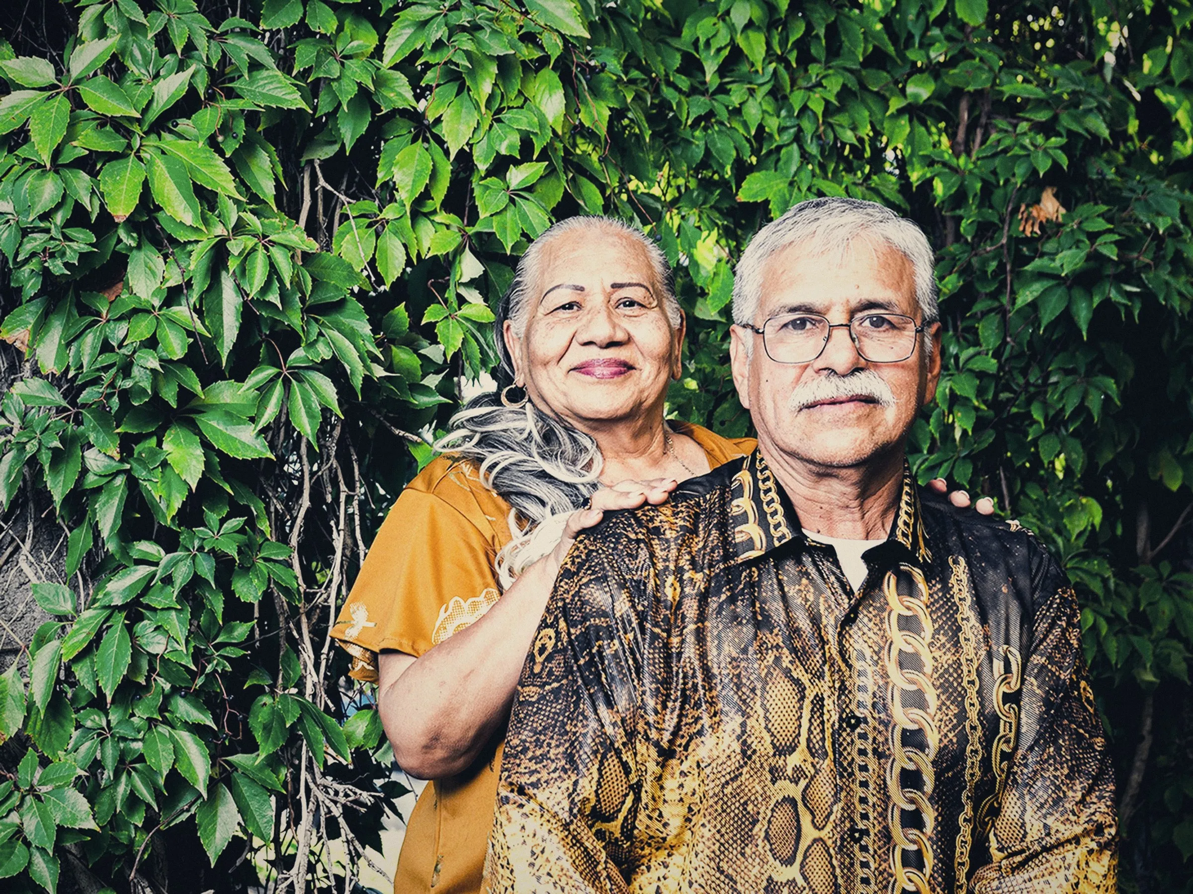Pareja de abuelos sonriendo al aire libre